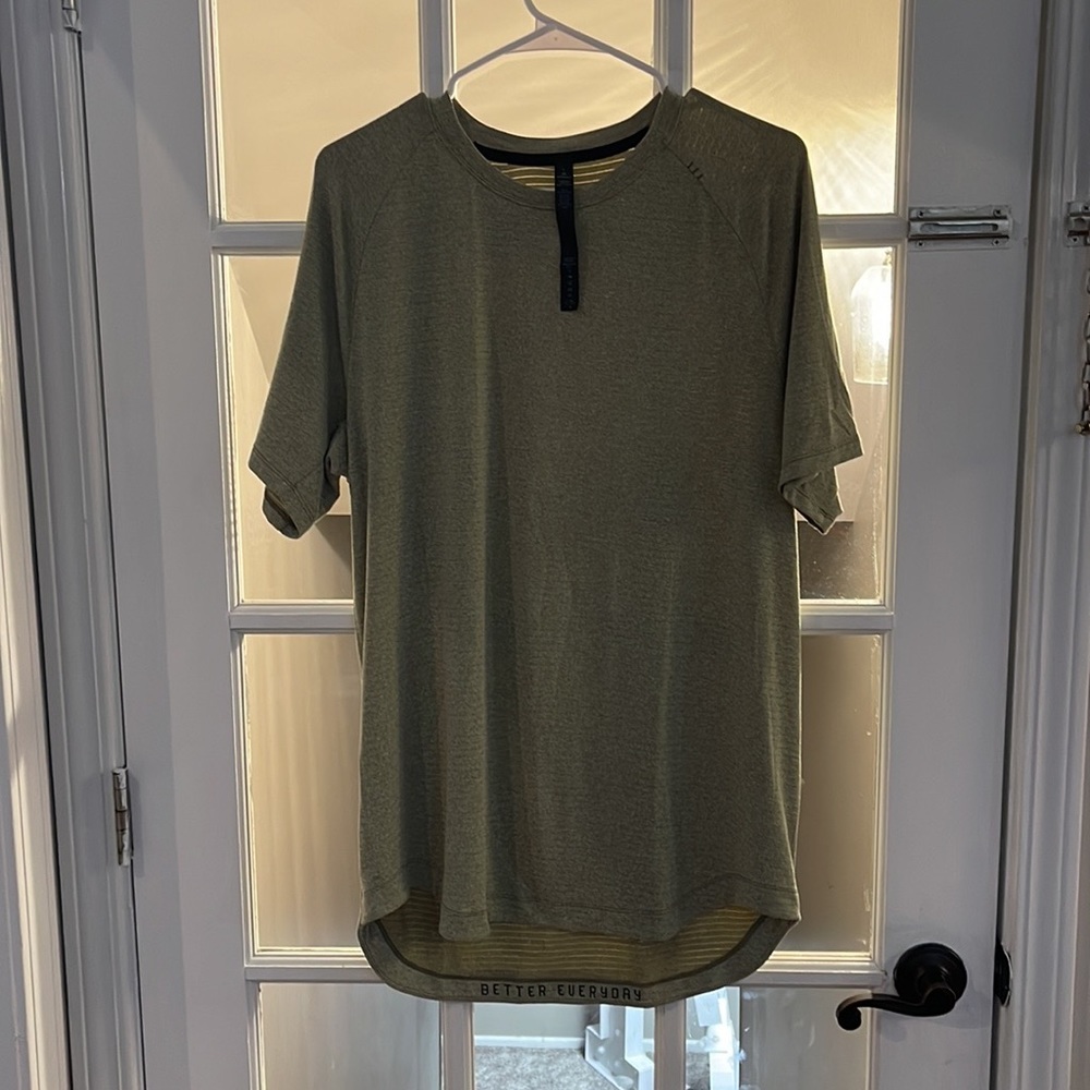 Lululemon mens t shirt. Size Large.